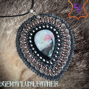 Handpunzierter Lederanhänger / Concho Trafo mit blauem Opal und handbemalter Sakura - Handbemalter Bolo Tie Concho von GemsPlusLeather