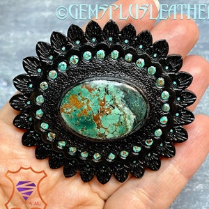 Hand punzierte Leder Concho mit Türkis Cabochon - Natürliches Edelstein Accessoire - Taschen Schmuckstein - Taschenmacher Zubehör