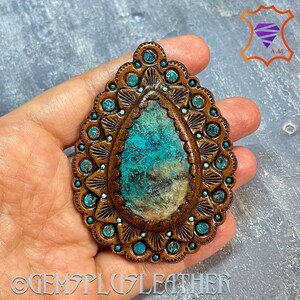 Hand punzierte Leder Concho mit Chrysokoll Cabochon - Natürliches Edelstein Accessoire - Taschen Schmuckstein - Taschenmacher Zubehör - Taschenschmuck