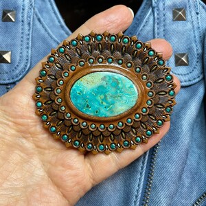 Hand punzierte Leder Concho mit Chrysokoll Cabochon - Natürliches Edelstein Accessoire - Taschen Schmuckstein - Taschenmacher Zubehör - Taschenschmuck