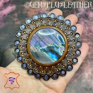Hand punzierte Leder Concho mit Regenbogen Labradorit - Natürliches Edelstein Zubehör - Edelstein für eine Tasche - Taschenzubehör - Taschenmacherzubehör