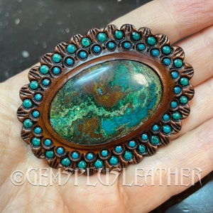 Hand punzierte Leder Concho mit Chrysokoll Cabochon - Natürliches Edelstein Accessoire - Taschen Schmuckstein - Taschenmacher Zubehör - Taschenschmuck