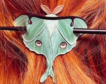 Pasador para chal/pasador para el cabello de cuero repujado con forma de polilla Luna: accesorio para el cabello hecho a mano