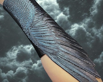 Brazalete de alas de cuervo de cuero repujado: Guantelete de cosplay de fantasía con brillo metálico azul