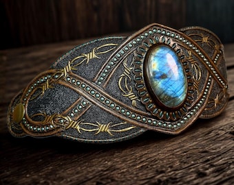 Brazalete de cuero hecho a mano con labradorita y alambre de púas tallado