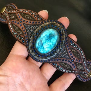 Hand tooled leather fantasy cuff bracelet with blue labradorite and iridescent sheen - Artisan jewellery for cosplay, LARP, theatre
