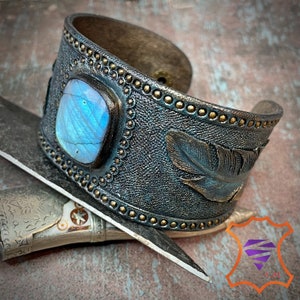 Tooled leather antique looking bronze cuff bracelet with blue labradorite and 3D feathers Vintage looking cuff image 3