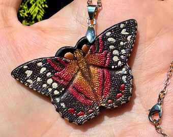 Broche/Colgante de mariposa de cuero repujado: Anartia Amathea pavo real escarlata