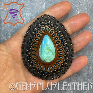 Hand punzierte Leder Concho mit Blau Labradorit - Natürliches Edelstein Accessoire - Edelstein für eine Tasche - Taschenmacher - Zubehör - Taschenmacher