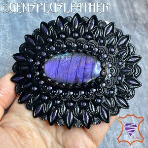 Hand punzierte Leder Concho mit Violett Labradorit - Natürliches Edelstein Accessoire - Edelstein für eine Tasche - Taschenmacher - Zubehör - Taschenmacher - Zubehör