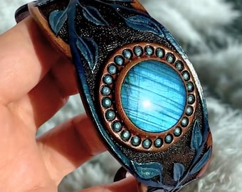 Brazalete de cuero labrado: labradorita azul, vides iridiscentes, estilo bohemio