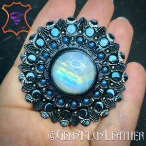 Hand punzierte Leder Concho mit einem Mondstein Cabochon - Natürliches Edelstein Accessoire - Edelstein für eine Tasche - Taschenzubehör - Taschenmacherzubehör