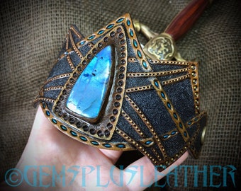 Hand tooled leather cuff bracelet with blue labradorite  - Cosplay, LARP jewellery - Fantasy jewelry by Gemsplusleather - Gift for her