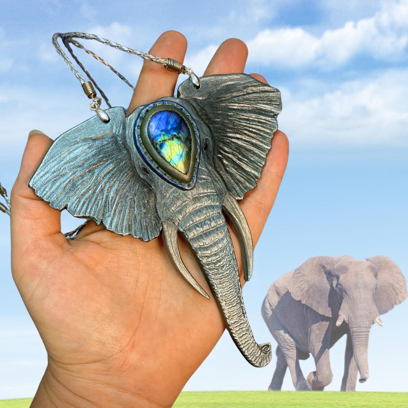 手作業で仕上げたレザーの象のペンダント：レインボーラブラドライトの