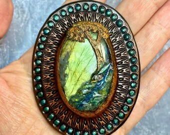 Concho de cuero hecho a mano: accesorio para bolso de labradorita arcoíris