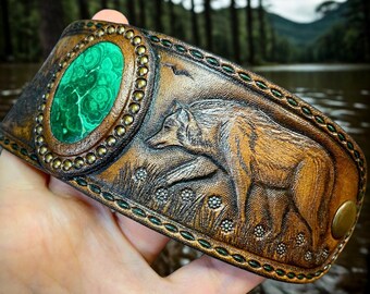 Brazalete bohemio de cuero hecho a mano: Lobo, bosque y malaquita