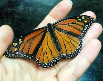 Hand bewerkte lederen monarchvlinder haarspeld / broche met iriserende glans - Aangepaste volgorde - Origineel cadeau voor haar - Ambachtelijke sieraden