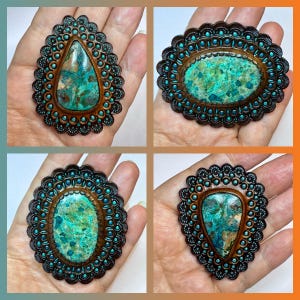 Hand punzierte Leder Conchos mit Chrysokoll - Natürliches Edelstein Accessoire - Concho für eine Boho Tasche - Taschenzubehör - Taschenmacherzubehör