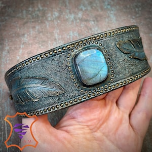 Tooled leather antique looking bronze cuff bracelet with blue labradorite and 3D feathers Vintage looking cuff image 1