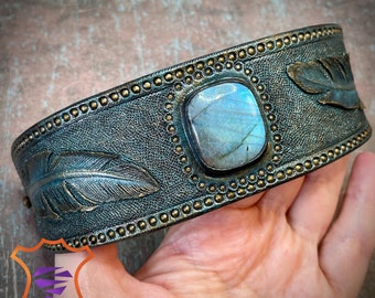 Tooled leather antique looking bronze cuff bracelet with blue labradorite and 3D feathers - Vintage looking cuff