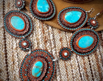 Conjunto de collar y pendientes de turquesa de cuero repujado: joyería artesanal de estilo campestre.