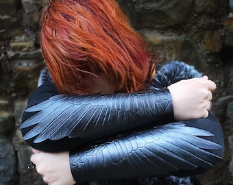 Brazaletes de alas de cuervo de cuero repujado: protectores de brazos negros iridiscentes para cosplay