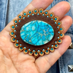 Ein punzierter Leder Concho mit Meeressediment Jaspis Cabochon