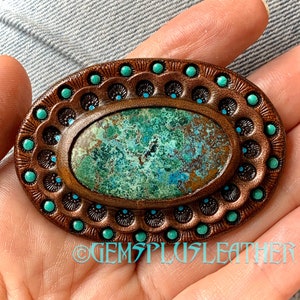 Hand punzierte Leder Concho mit Chrysokoll Cabochon - Natürliches Edelstein Accessoire - Taschen Schmuckstein - Taschenmacher Zubehör - Taschenschmuck