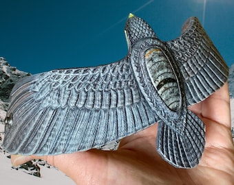 Brazalete de halcón de cuero hecho a mano con cabujón de ortoceras