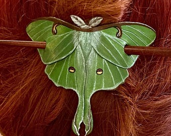 Horquilla de cuero repujado Luna Moth: puño de cola de caballo verde