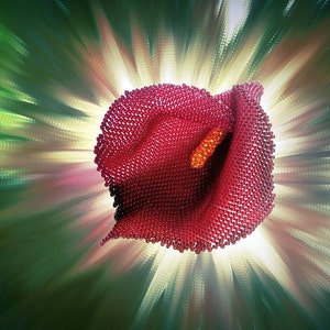 以下が含まれることがあります： 小さな丸いビーズで作られた、赤いカラーの精巧な彫刻。花には鮮やかなオレンジ色の雄しべがあります。背景には、緑から黄色へと変化する光の放射状のバーストがあり、印象的なコントラストを生み出しています。
