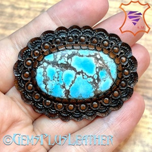 Handpunzierte Taschendekoration mit Türkis Cabochon aus Leder - Taschenschmuck im Boho Stil