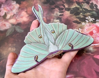 Gereedschap lederen Luna moth sjaal speld of paardenstaart manchet met stok - Levensechte mot haarspeldbocht of accessoire voor sjaal - Exclusief cadeau voor haar