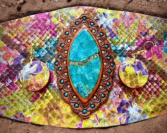 Pulsera y pendientes de piel de serpiente: Cabujón de shattuckita modificado artísticamente, cuero repujado.