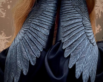 Brazaletes de alas de cuervo de cuero repujado a mano: puños iridiscentes para cosplay