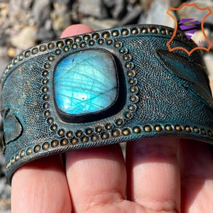 Tooled leather antique looking bronze cuff bracelet with blue labradorite and 3D feathers Vintage looking cuff image 7
