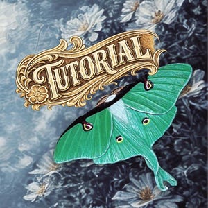 Könnte beinhalten: Digitale Illustration einer leuchtend grünen Motte mit schwarz-weißen Akzenten, vor einem floralen Hintergrund. Das Wort "TUTORIAL" wird in einem verzierten, goldfarbenen Banner angezeigt.