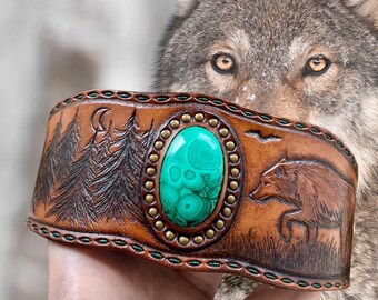 Brazalete de cuero repujado: Lobo, bosque y malaquita