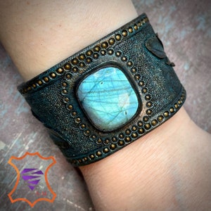 Tooled leather antique looking bronze cuff bracelet with blue labradorite and 3D feathers Vintage looking cuff image 9