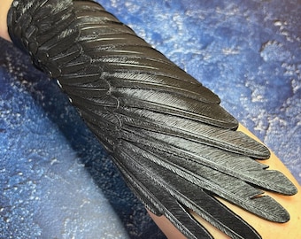 Brazalete de ala de cuervo de cuero repujado: Guantelete de cosplay pintado a mano
