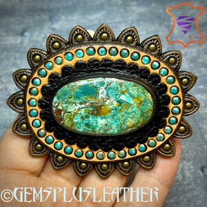 Hand punzierte Leder Concho mit Chrysokoll Cabochon im Boho Stil - Natürliches Edelstein Zubehör - Edelstein Taschenzubehör - Taschenmacherzubehör