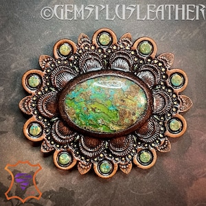 Hand punzierte Leder Concho mit Chrysokoll Cabochon - Natürliches Edelstein Accessoire - Taschen Schmuckstein - Taschenmacher Zubehör - Taschenschmuck
