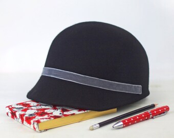 Fiona - Gorra de Fieltro Negra con visera y detalle de cinta de terciopelo gris