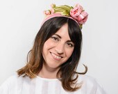 Boreray - Tocado Pillbox de paja con detalle de flores rosas, casquete estilo jackie kennedy, casquete rosa estilo años 60, tocado rosa