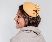 Nimue - Tocado floral mostaza, tocado mostaza para invitada de boda, tocado mostaza para boda de otoño o boda de invierno