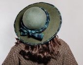 Sheena - Sombrero de fieltro, sombrero de ala ancha, sombrero floppy con detalle de lazo en tartán verde y azul