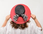 Hirta - Sombrero de paja para invitada de boda con detalle de plumas, sombrero de paja, invitada de boda, sombrero paja para playa, ciudad
