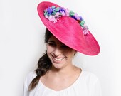 Maclean - Pamela rosa fucsia con flores moradas, malvas y verdes, pamela rosa para boda de día, invitada boda, madrina, hermana de la novia