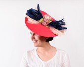 Pamela rosa y azul con plumas para invitada de boda, invitada boda de día, hermana de la novia, tocado rosa y azul para invitada