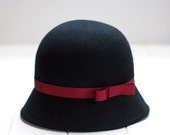 Balmoral - Sombrero de Fieltro Negro con detalle de cinta grosgrain y lazo granate, black friday
